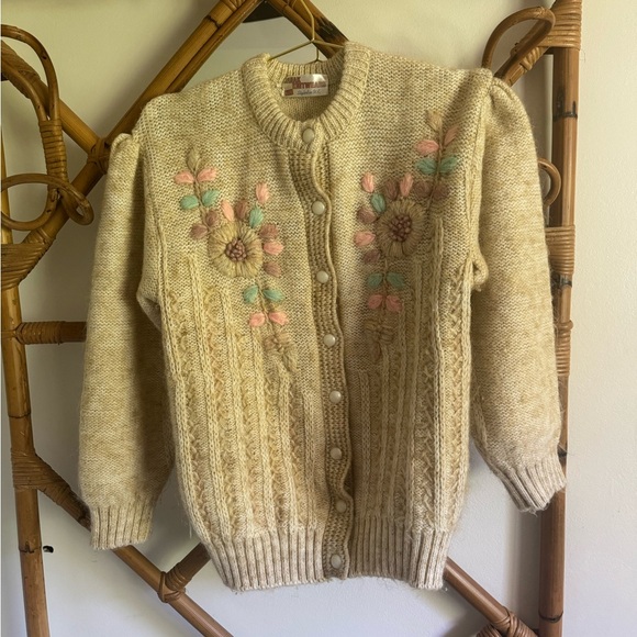 Yanak Knitwear Sweaters - Vintage Grandma Cardigan with Floral Embroidery